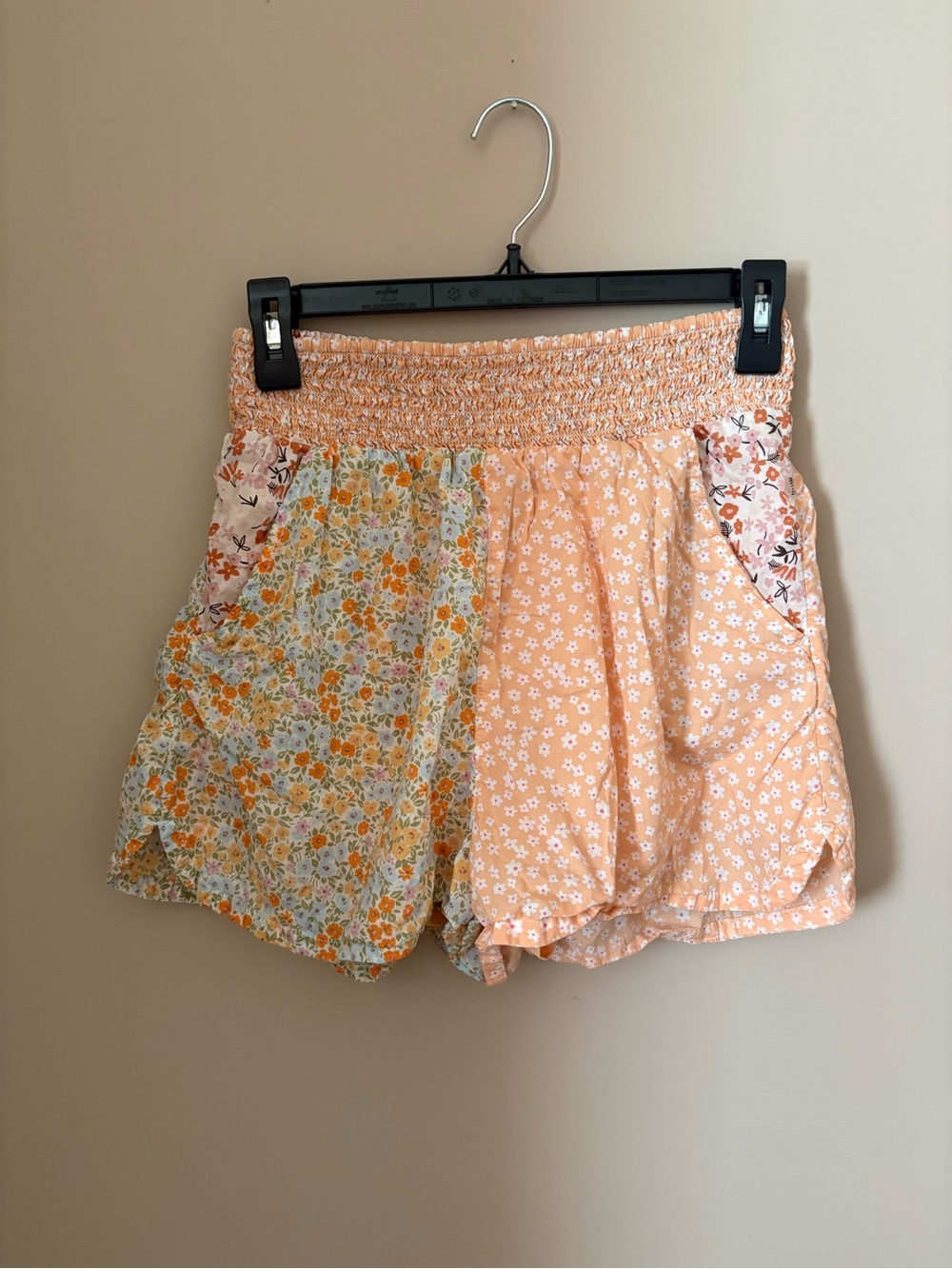 American Eagle Resort Peach Floral Patchwork Smocked High Waisted Shorts Sz M - Picture 7 of 9